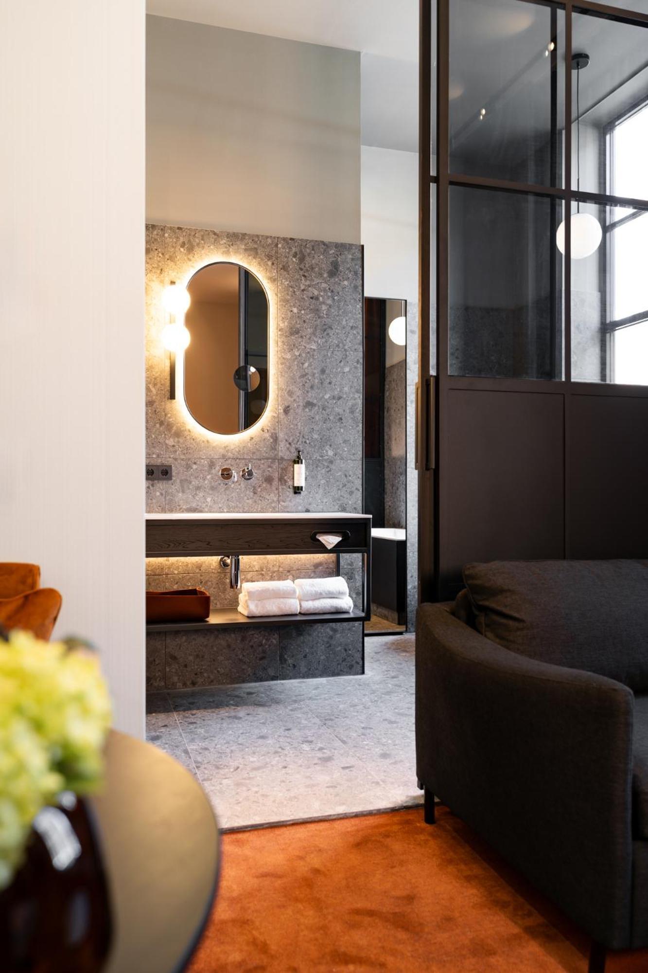 Van Der Valk Theaterhotel De Oranjerie Roermond Bagian luar foto